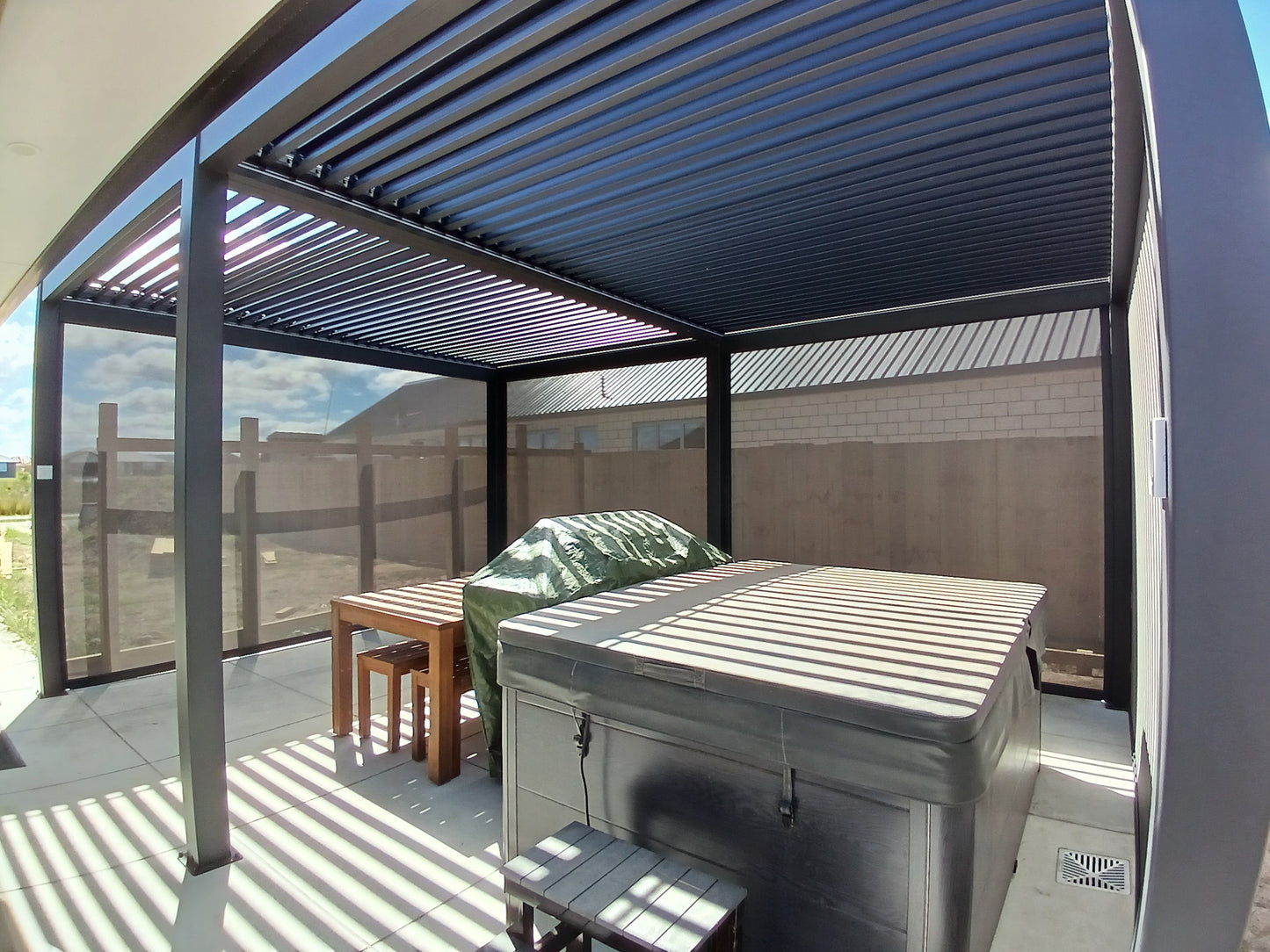 6x4 - Motorised Pergola with LED lights