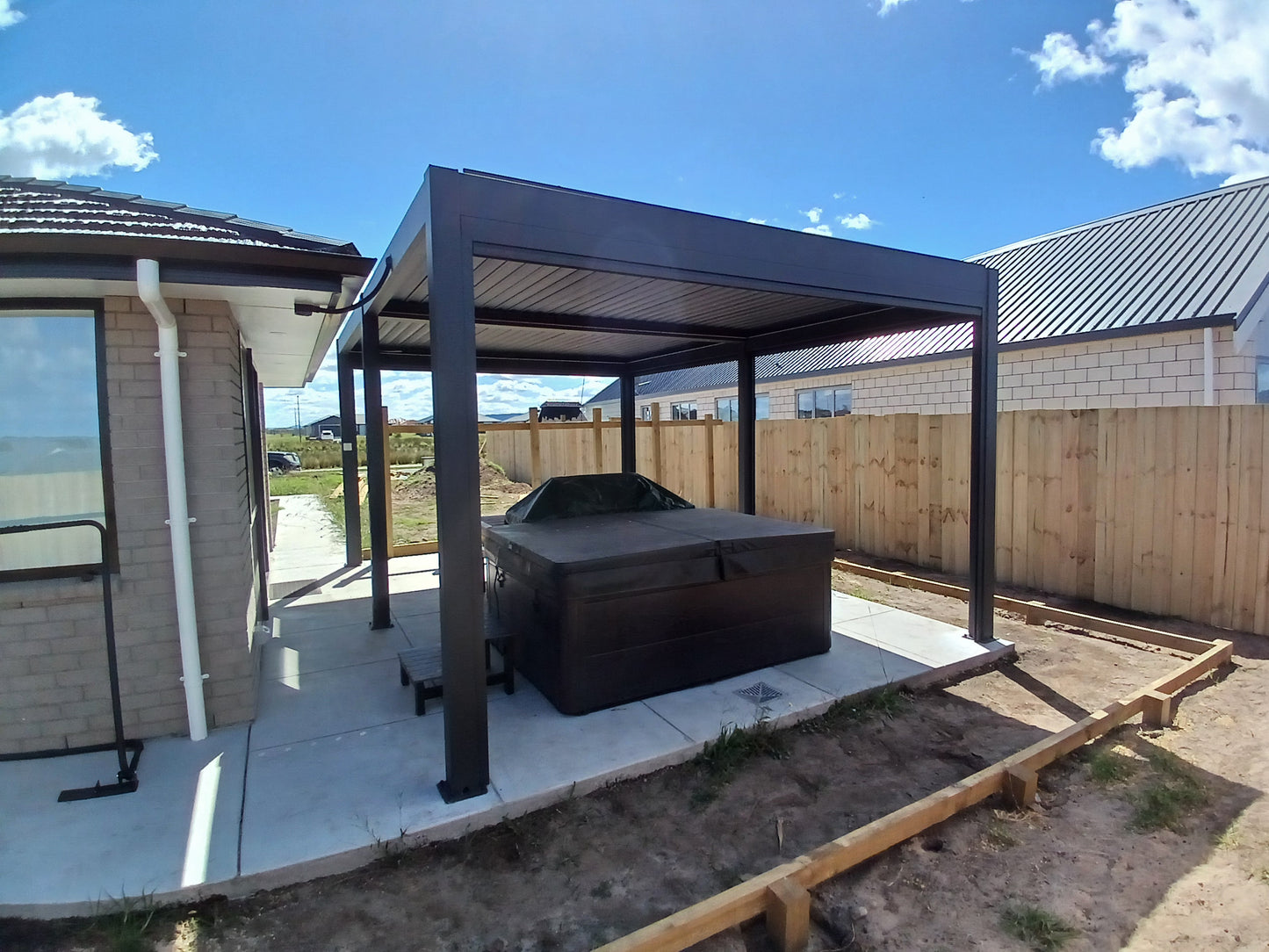 6x4 - Motorised Pergola with LED lights