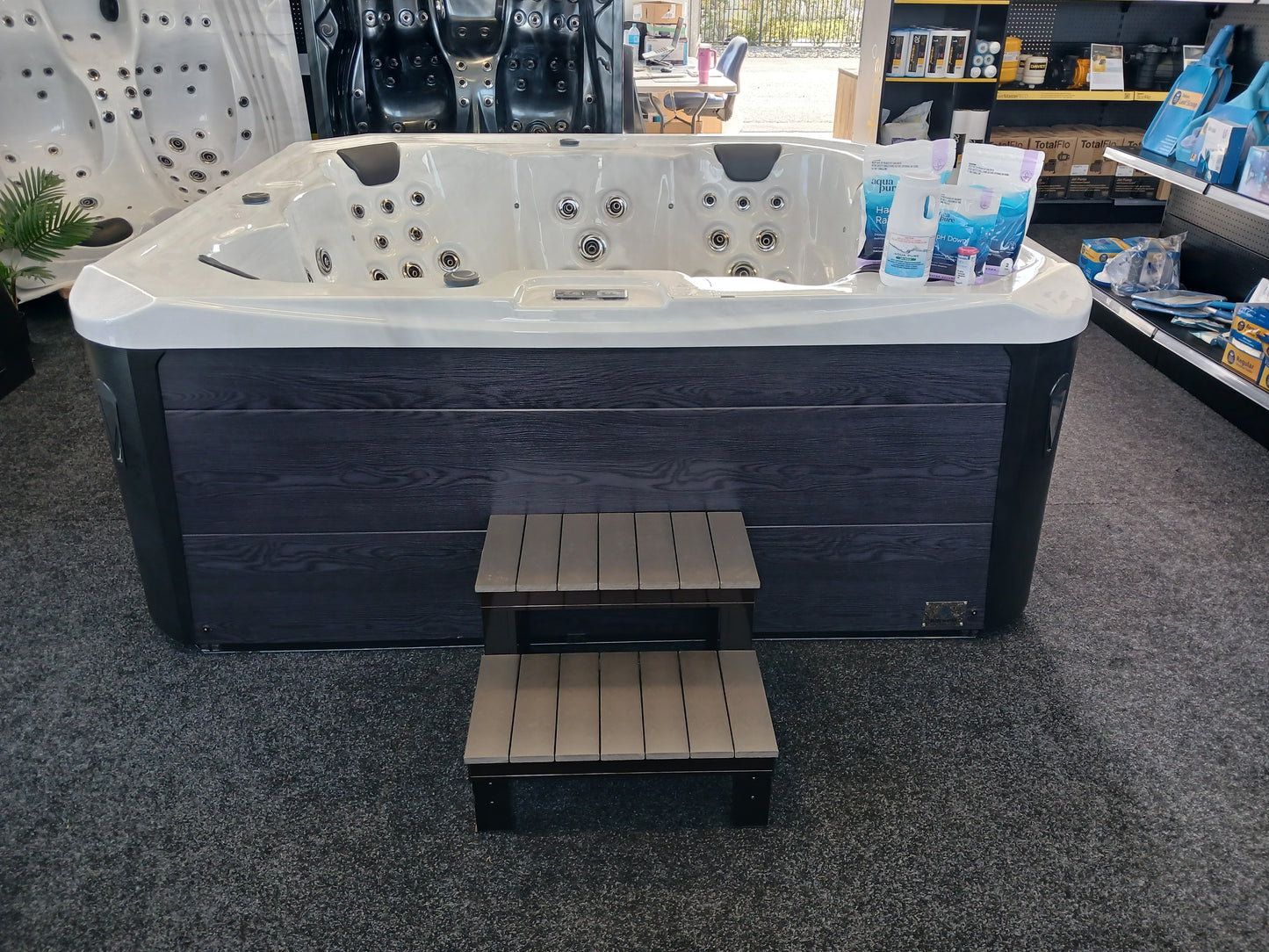 VERNICE **6 PERSON FAMILY SPA** 67 JETS ** PLUS LOADS MORE FREE WORTH OVER $2000