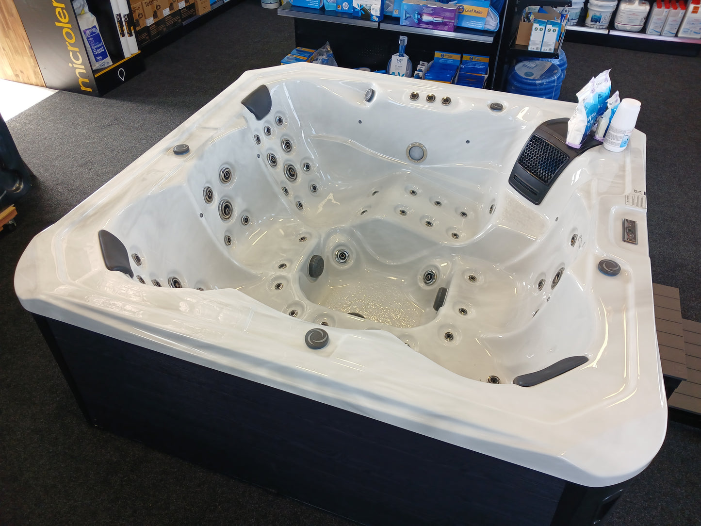 VERNICE **6 PERSON FAMILY SPA** 67 JETS ** PLUS LOADS MORE FREE WORTH OVER $2000
