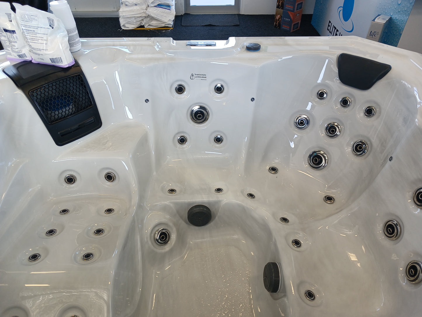 VERNICE **6 PERSON FAMILY SPA** 67 JETS ** PLUS LOADS MORE FREE WORTH OVER $2000