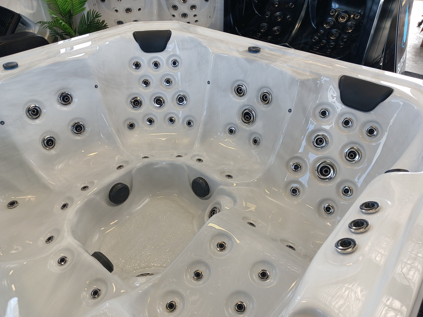 VERNICE **6 PERSON FAMILY SPA** 67 JETS ** PLUS LOADS MORE FREE WORTH OVER $2000
