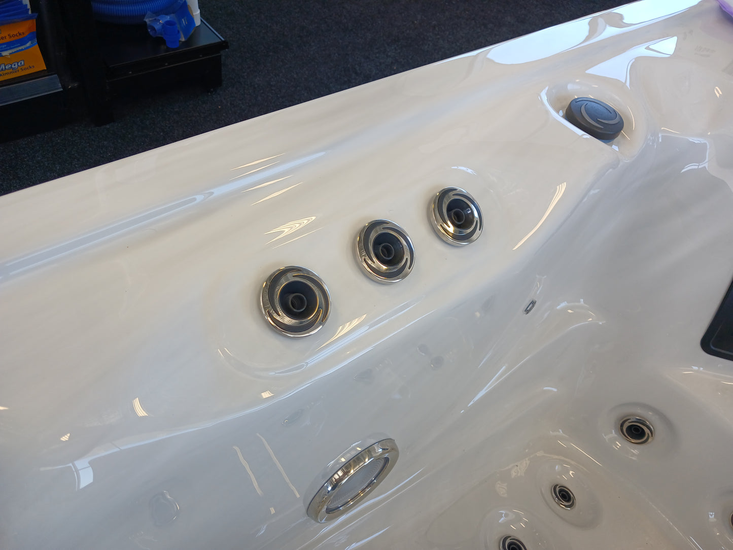 VERNICE **6 PERSON FAMILY SPA** 67 JETS ** PLUS LOADS MORE FREE WORTH OVER $2000